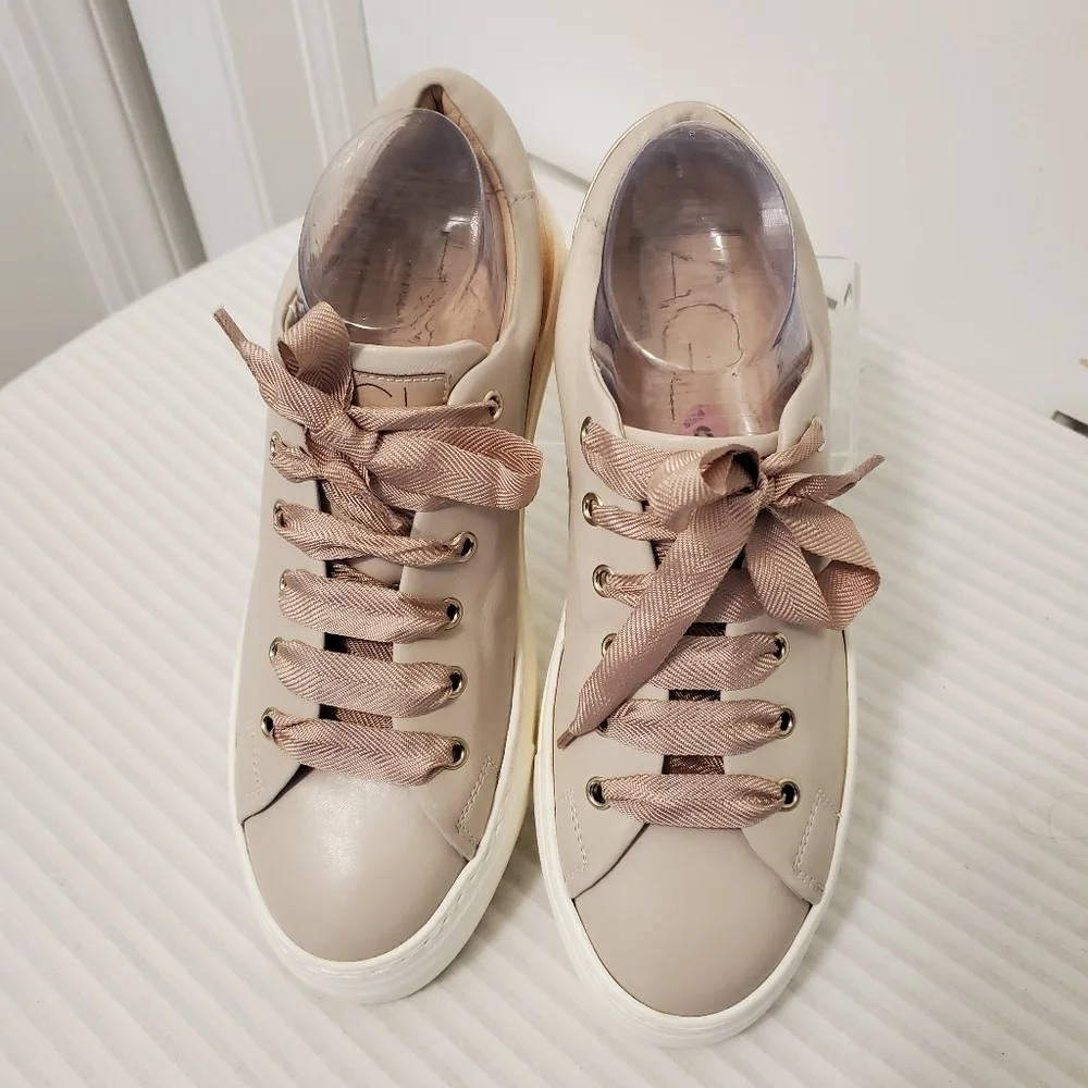 EUC AGL Cap Back Platform Sneaker Shoes in a soft nude/rosegold leather sz. 39.5